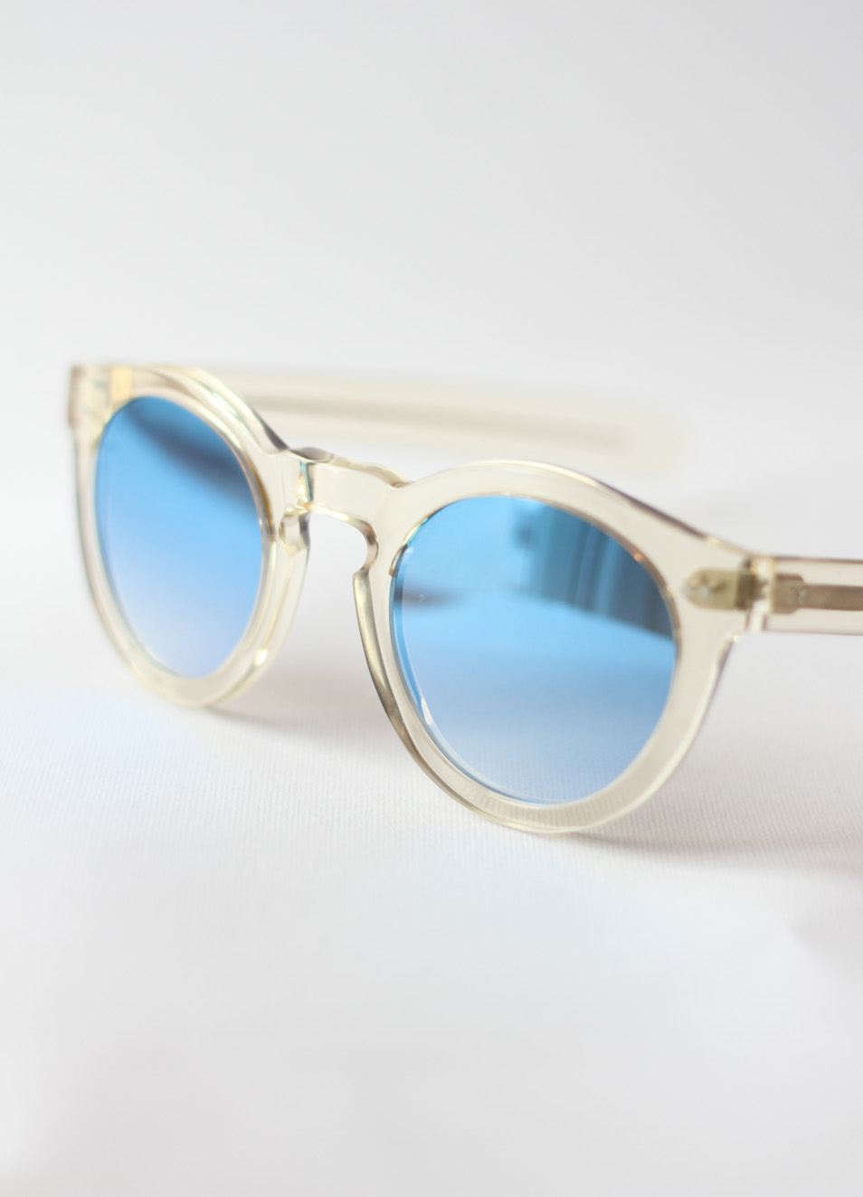 Occhiali da sole artigianali con montatura trasparente e lenti