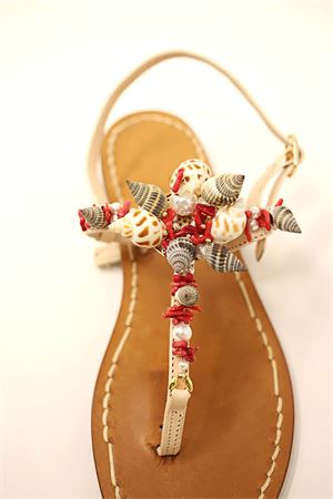 Flat sandals decorated with shells Cuccurullo | SANDALICONCHIGLIEROSSO